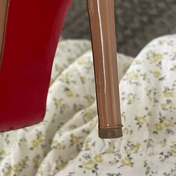 Christian Louboutin Nude Patent Leather Pumps. Pigalle Plato 120